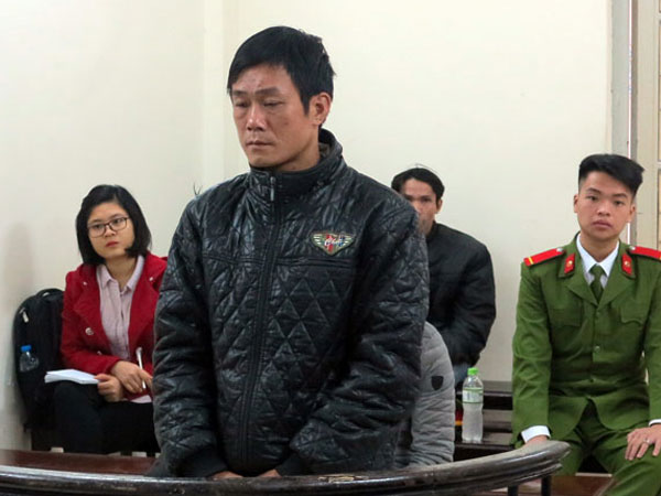 Cùng lúc nhận 2 án tù vì hành hung hàng xóm