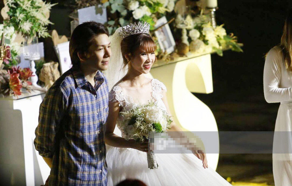 Vợ chồng Khởi My - Kelvin Khánh hát 60 năm cuộc đời, nhắng nhít tung hoa trong tiệc cưới