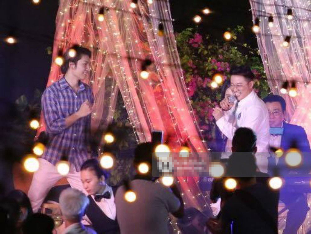 Vợ chồng Khởi My - Kelvin Khánh hát 60 năm cuộc đời, nhắng nhít tung hoa trong tiệc cưới Vợ chồng Khởi My - Kelvin Khánh hát 60 năm cuộc đời, nhắng nhít tung hoa trong tiệc cưới