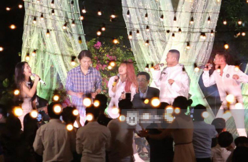 Vợ chồng Khởi My - Kelvin Khánh hát 60 năm cuộc đời, nhắng nhít tung hoa trong tiệc cưới