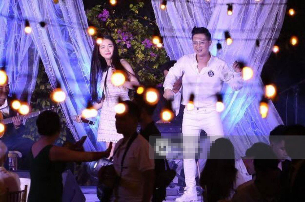 Vợ chồng Khởi My - Kelvin Khánh hát 60 năm cuộc đời, nhắng nhít tung hoa trong tiệc cưới