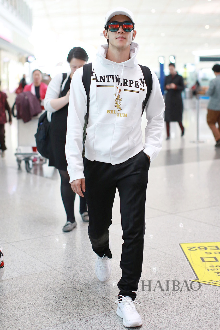 Kiểu áo thể thao được các sao nam Hoa ngữ ưa chuộng