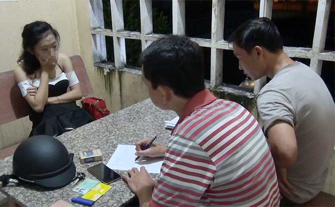 Bắt quả tang 5 cặp nam nữ mua bán dâm trong nhà nghỉ