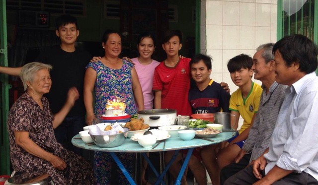 Báo nước ngoài nói gì về những người trẻ Việt thích đi phượt hơn tiết kiệm và mua sắm tài sản