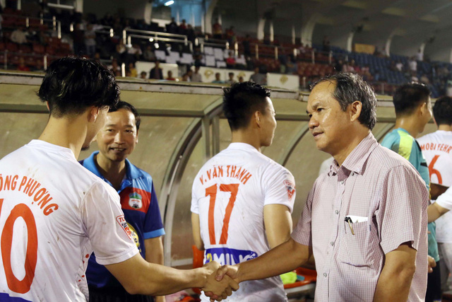 Bầu Đức phát ngôn sốc khi Công Phượng... cắt tóc