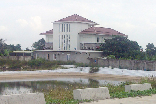 Biệt phủ không phép yên vị nhiều năm ngoài đê biển quốc gia