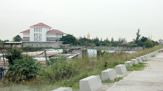 Biệt phủ không phép yên vị nhiều năm ngoài đê biển quốc gia