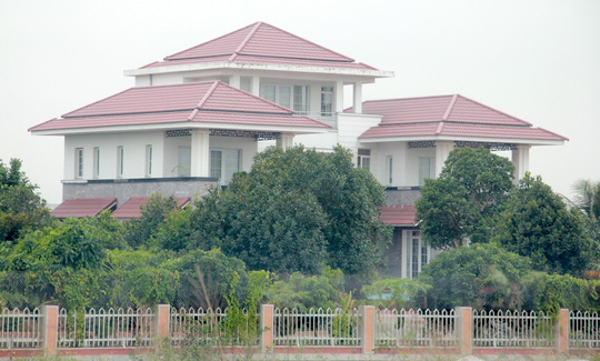 Biệt phủ không phép yên vị nhiều năm ngoài đê biển quốc gia