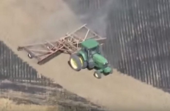 Phát hiện ra cánh đồng bị cháy, người nông dân làm một việc khiến ai cũng nể phục