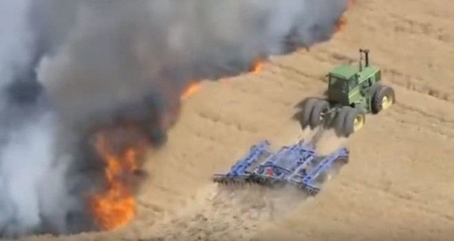 Phát hiện ra cánh đồng bị cháy, người nông dân làm một việc khiến ai cũng nể phục