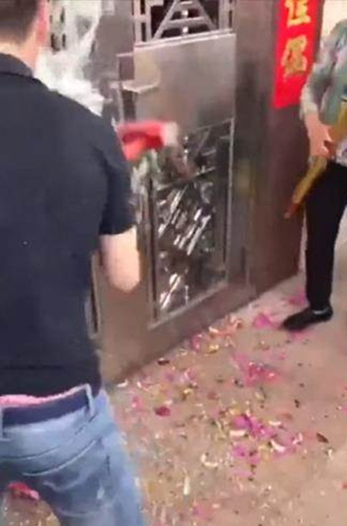 Đến rước dâu, chú rể cầm búa đập cửa khiến dàn phù dâu bị thương nặng Đến rước dâu, chú rể cầm búa đập cửa khiến dàn phù dâu bị thương nặng