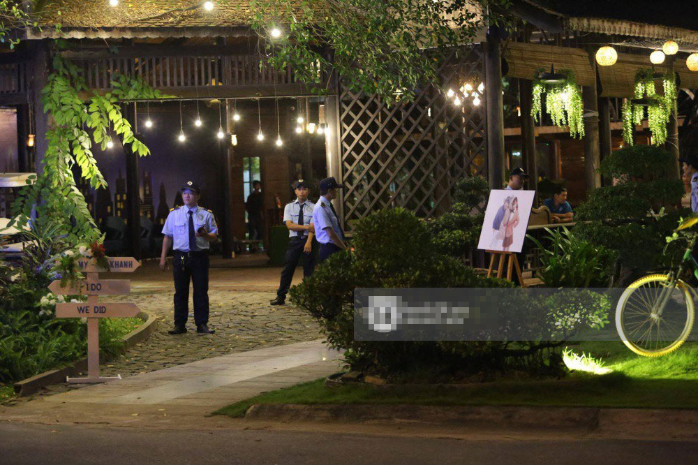 Vợ chồng Khởi My - Kelvin Khánh hát 60 năm cuộc đời, nhắng nhít tung hoa trong tiệc cưới