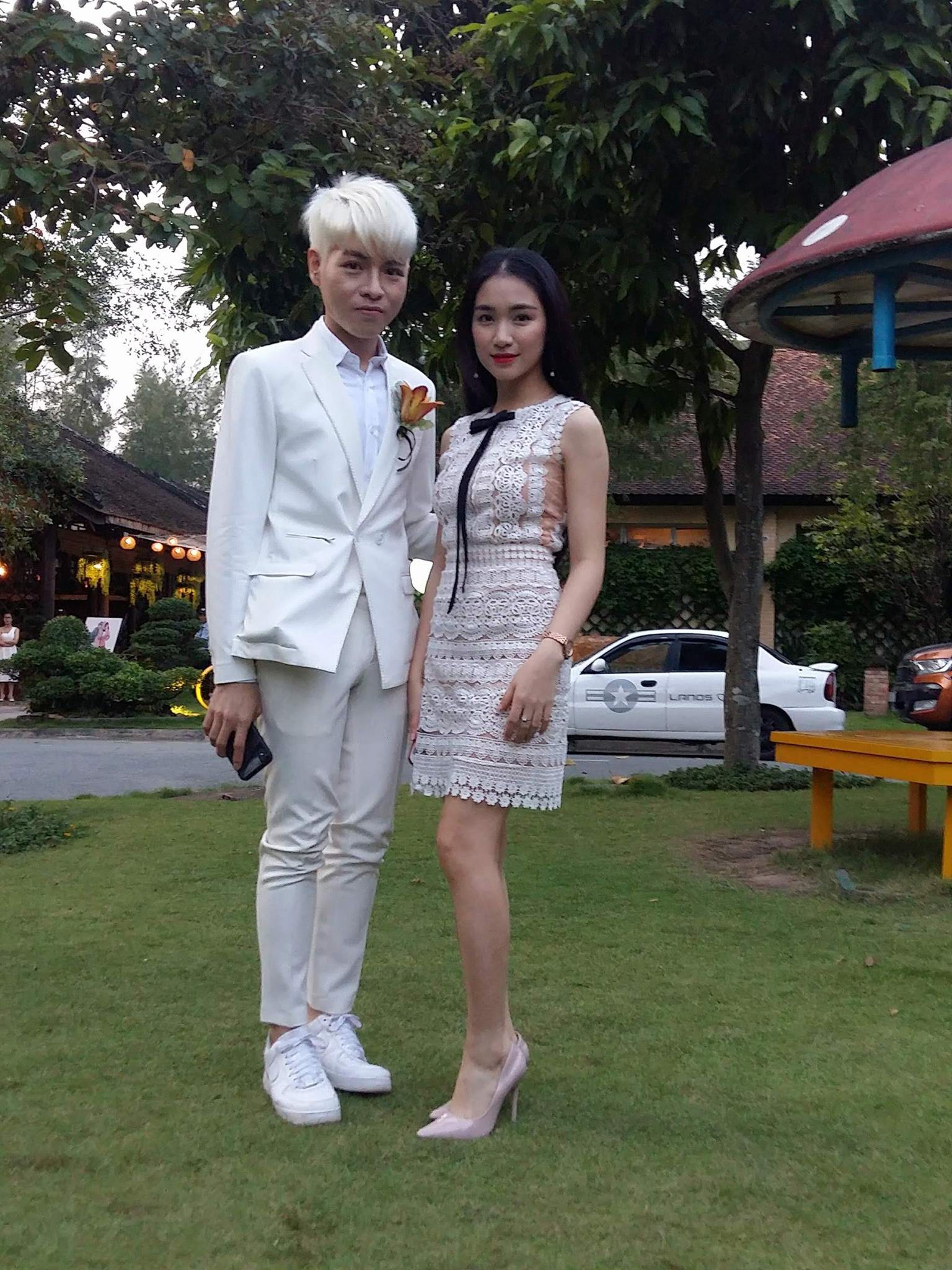 Vợ chồng Khởi My - Kelvin Khánh hát 60 năm cuộc đời, nhắng nhít tung hoa trong tiệc cưới