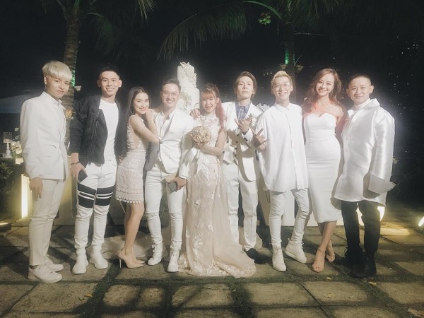 Vợ chồng Khởi My - Kelvin Khánh hát 60 năm cuộc đời, nhắng nhít tung hoa trong tiệc cưới