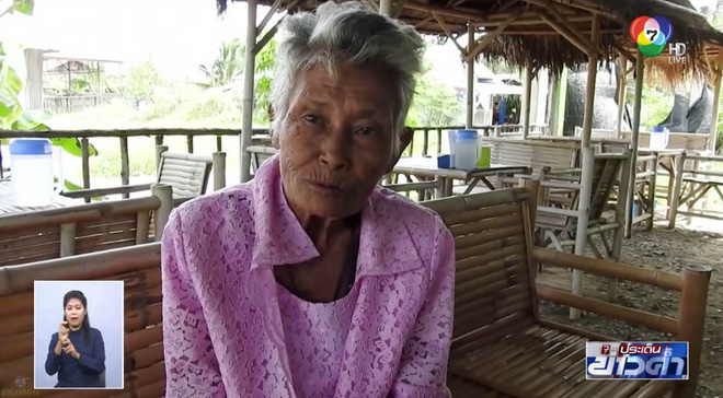 Cụ bà bá đạo, tay không quật con rắn tới tấp ở Thái Lan: Đừng có mà bắt chước tôi!