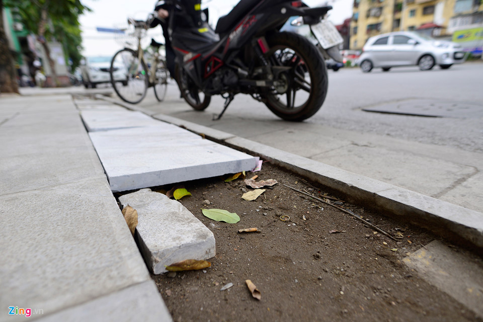 Đá tuổi thọ 70 năm hỏng nặng sau thời gian ngắn lát vỉa hè