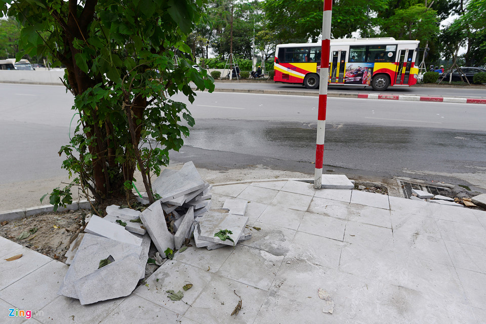 Đá tuổi thọ 70 năm hỏng nặng sau thời gian ngắn lát vỉa hè