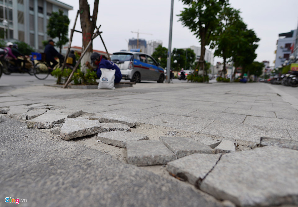 Đá tuổi thọ 70 năm hỏng nặng sau thời gian ngắn lát vỉa hè