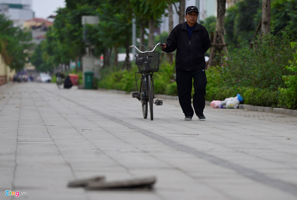 Đá tuổi thọ 70 năm hỏng nặng sau thời gian ngắn lát vỉa hè