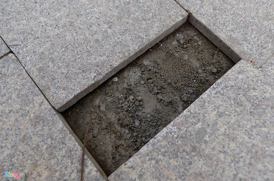 Đá tuổi thọ 70 năm hỏng nặng sau thời gian ngắn lát vỉa hè