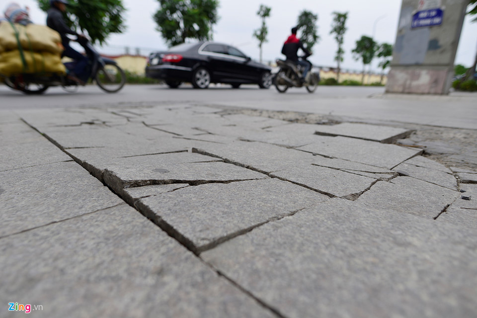 Đá tuổi thọ 70 năm hỏng nặng sau thời gian ngắn lát vỉa hè