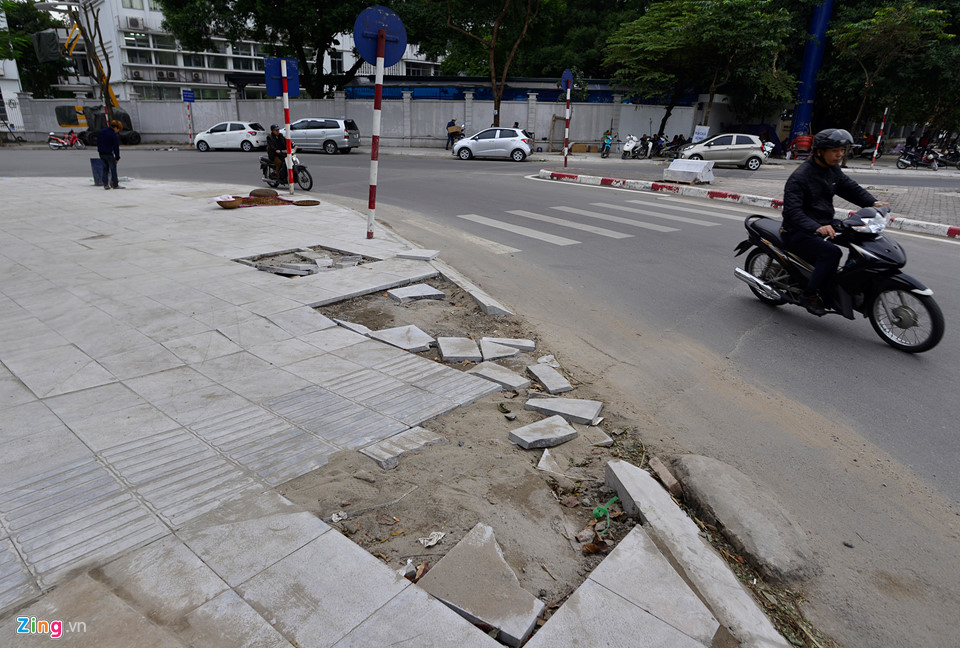 Đá tuổi thọ 70 năm hỏng nặng sau thời gian ngắn lát vỉa hè