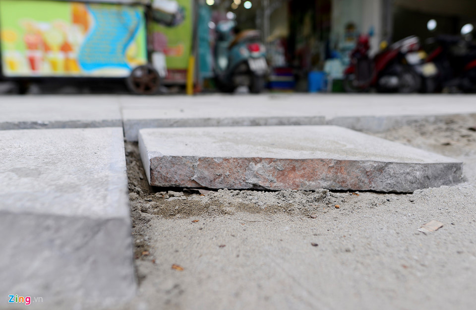 Đá tuổi thọ 70 năm hỏng nặng sau thời gian ngắn lát vỉa hè
