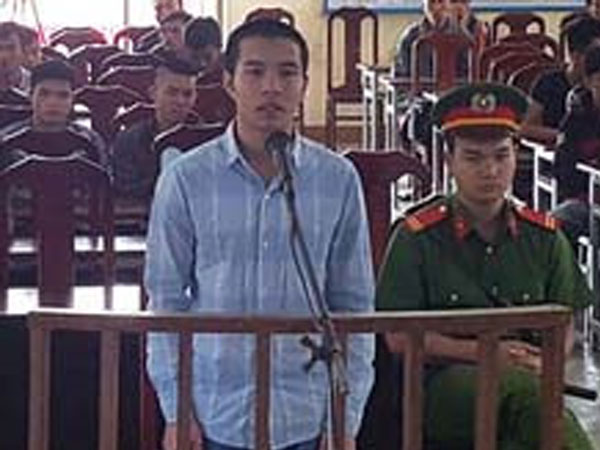 Đâm chết bạn vì không hát karaoke mà lo ôm tiếp viên