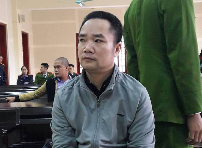 Bố bệnh nhi cầm dao đuổi, đâm gục bảo vệ tại sân bệnh viện