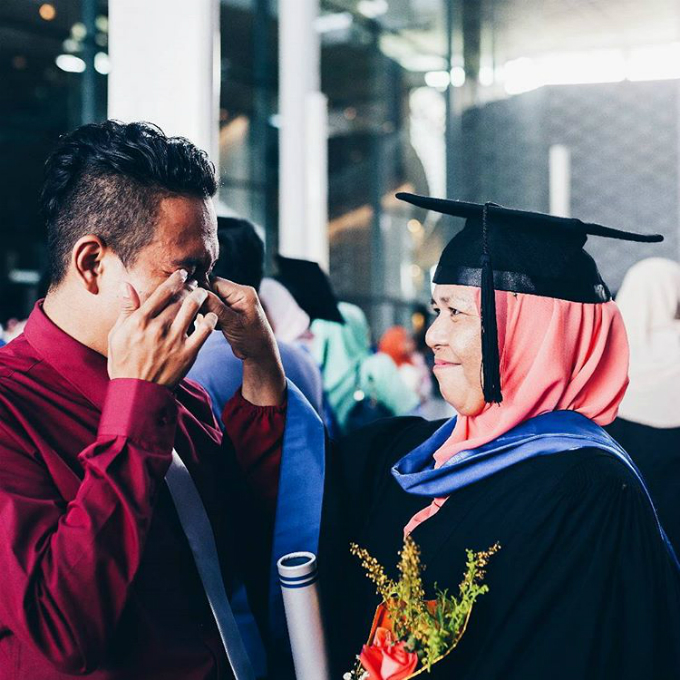 Người cha làm bảo vệ đi vay từng đồng cho con học đại học