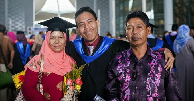 Người cha làm bảo vệ đi vay từng đồng cho con học đại học