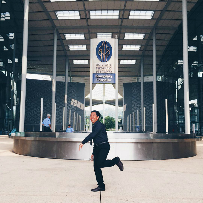 Người cha làm bảo vệ đi vay từng đồng cho con học đại học