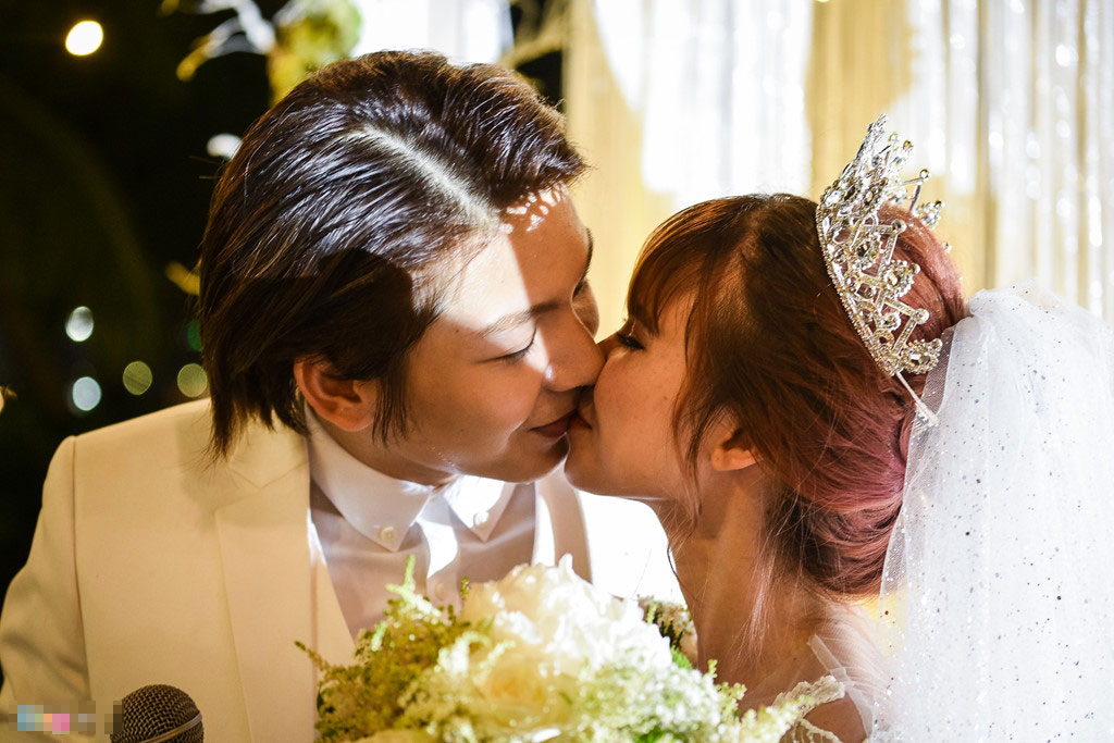 Kelvin Khánh hôn Khởi My nồng nàn trong lễ cưới