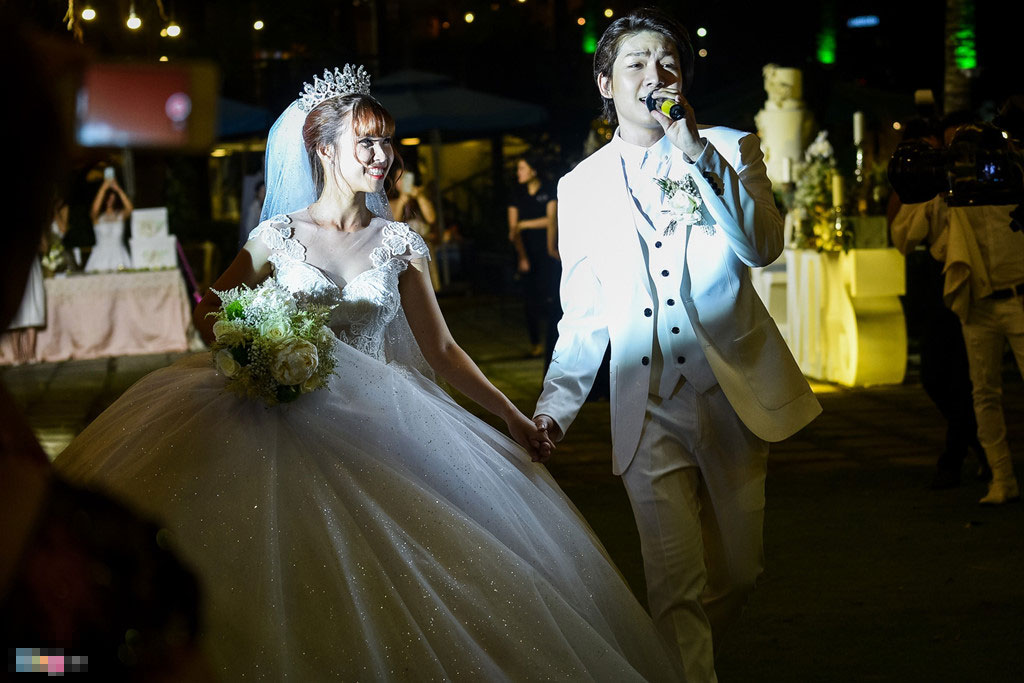 Kelvin Khánh hôn Khởi My nồng nàn trong lễ cưới