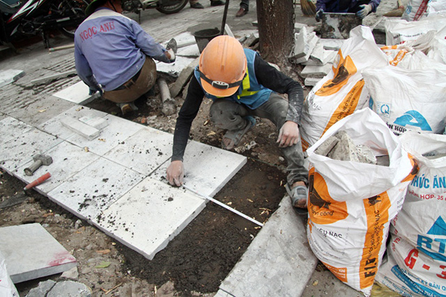 Đá lát vỉa hè Hà Nội tuổi thọ 70 năm bị vỡ nát: Vì đâu nên nỗi?