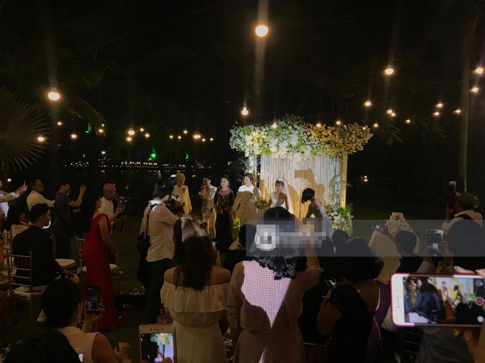 Vợ chồng Khởi My - Kelvin Khánh hát 60 năm cuộc đời, nhắng nhít tung hoa trong tiệc cưới