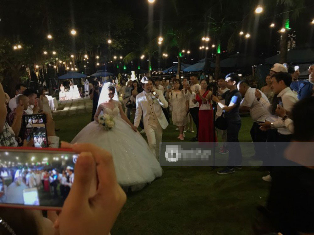 Vợ chồng Khởi My - Kelvin Khánh hát 60 năm cuộc đời, nhắng nhít tung hoa trong tiệc cưới