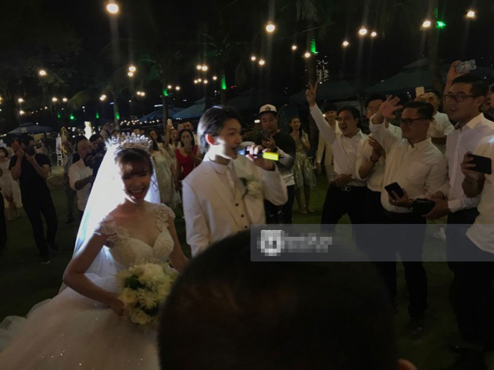 Vợ chồng Khởi My - Kelvin Khánh hát 60 năm cuộc đời, nhắng nhít tung hoa trong tiệc cưới