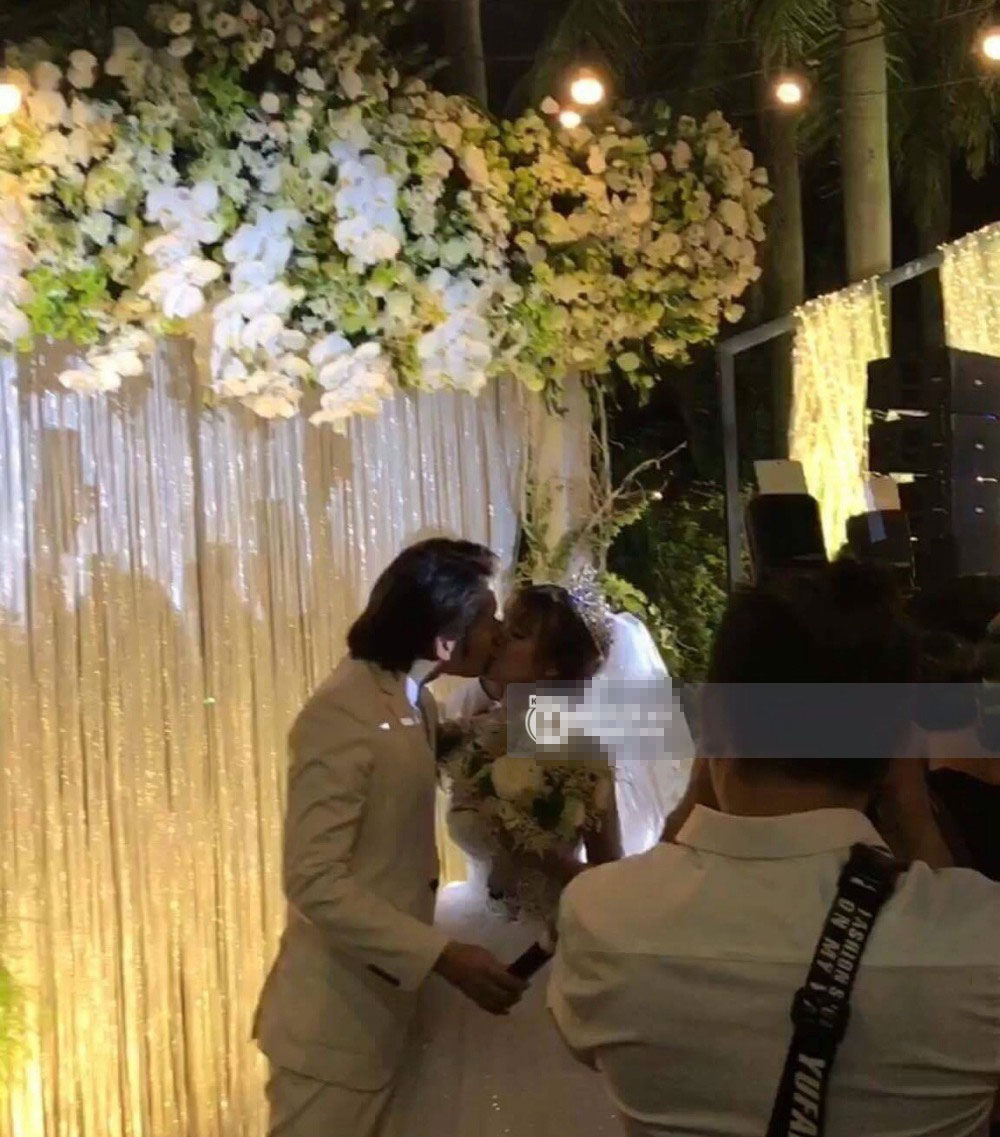 Vợ chồng Khởi My - Kelvin Khánh hát 60 năm cuộc đời, nhắng nhít tung hoa trong tiệc cưới