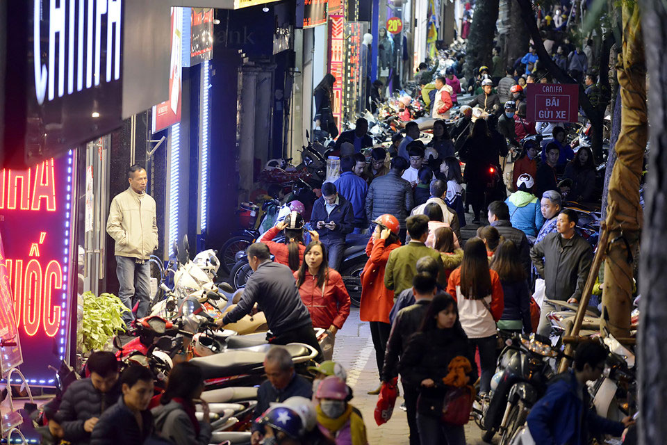 Ùn ùn xuống phố giữa đêm lạnh mua hàng giảm giá dịp Black Friday