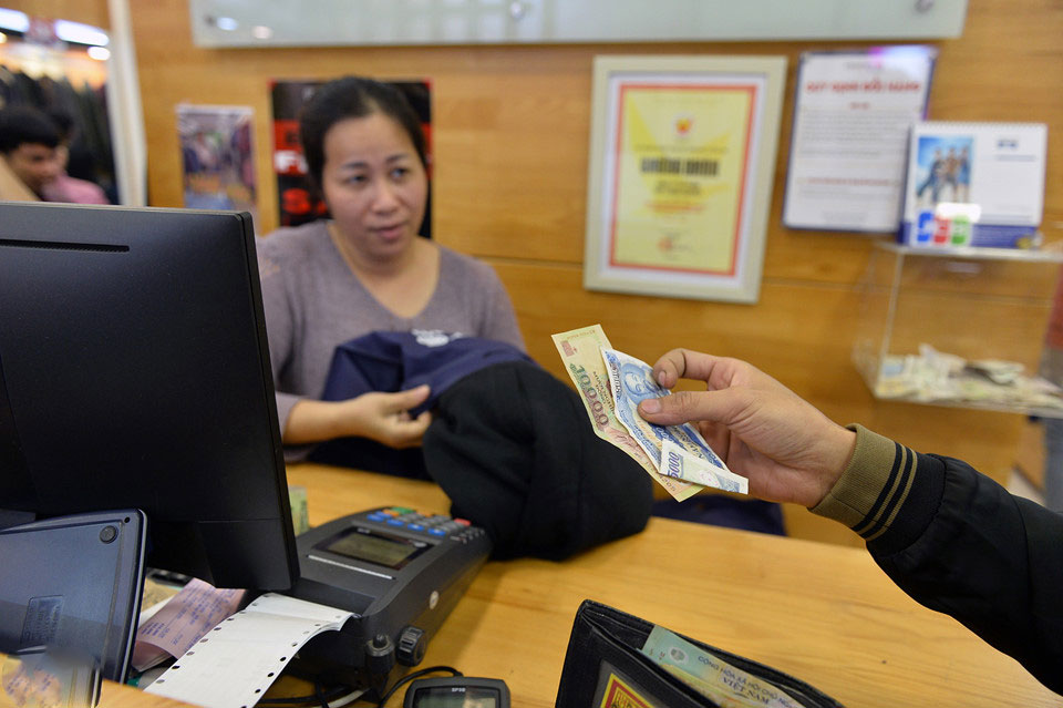 Ùn ùn xuống phố giữa đêm lạnh mua hàng giảm giá dịp Black Friday