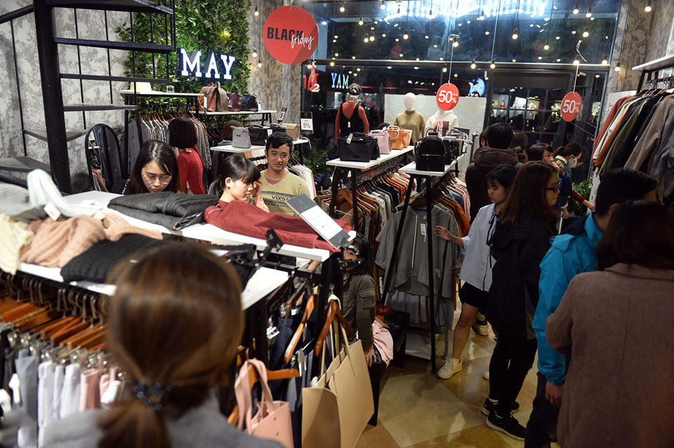 Ùn ùn xuống phố giữa đêm lạnh mua hàng giảm giá dịp Black Friday