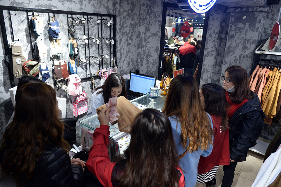 Ùn ùn xuống phố giữa đêm lạnh mua hàng giảm giá dịp Black Friday