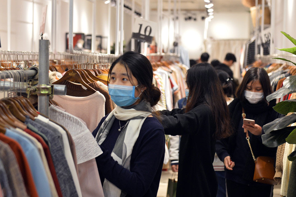 Ùn ùn xuống phố giữa đêm lạnh mua hàng giảm giá dịp Black Friday