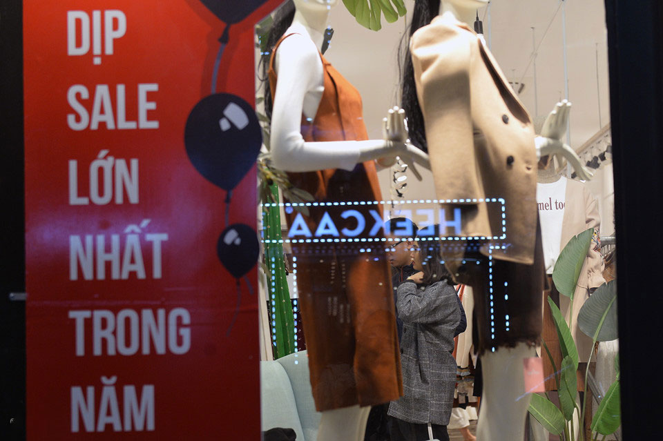 Ùn ùn xuống phố giữa đêm lạnh mua hàng giảm giá dịp Black Friday