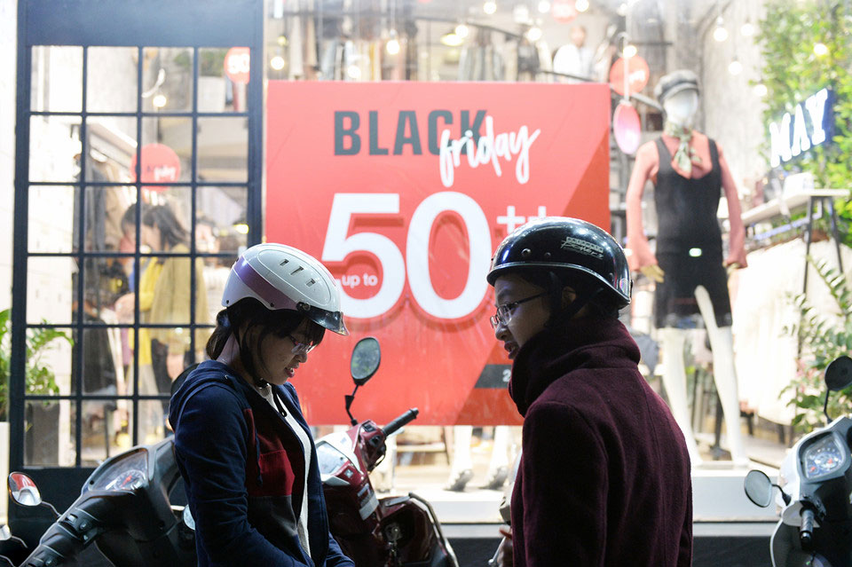 Ùn ùn xuống phố giữa đêm lạnh mua hàng giảm giá dịp Black Friday