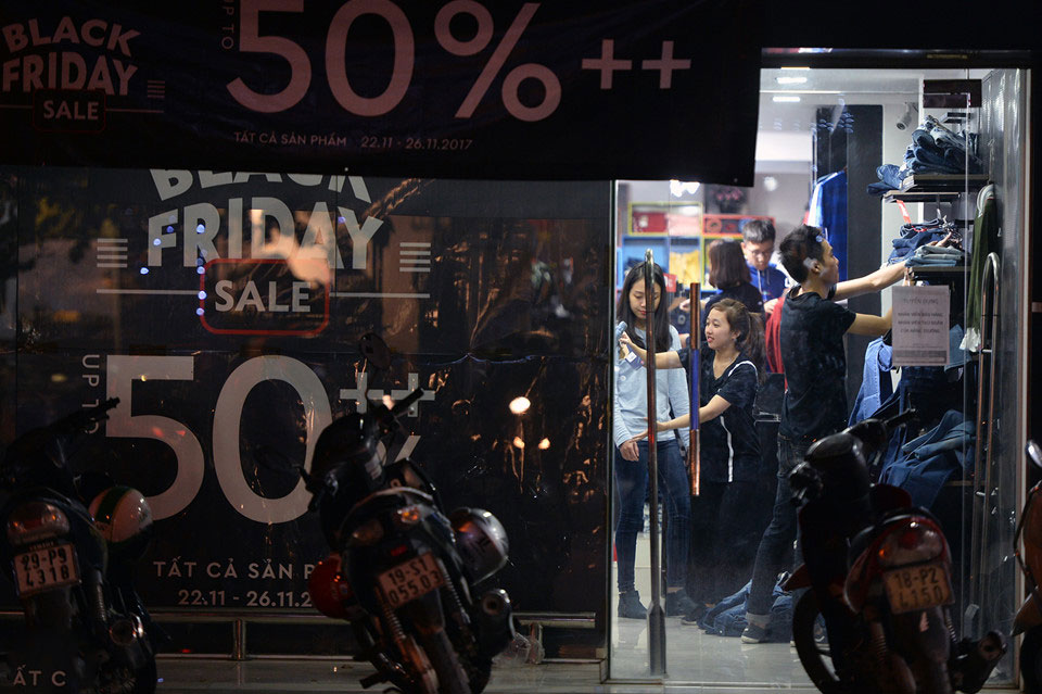 Ùn ùn xuống phố giữa đêm lạnh mua hàng giảm giá dịp Black Friday