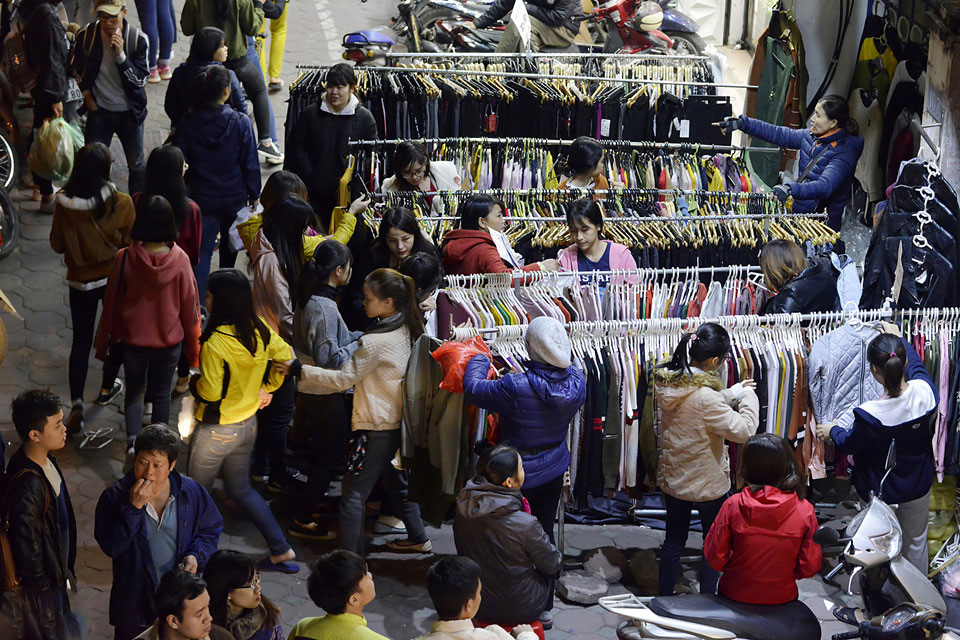 Ùn ùn xuống phố giữa đêm lạnh mua hàng giảm giá dịp Black Friday