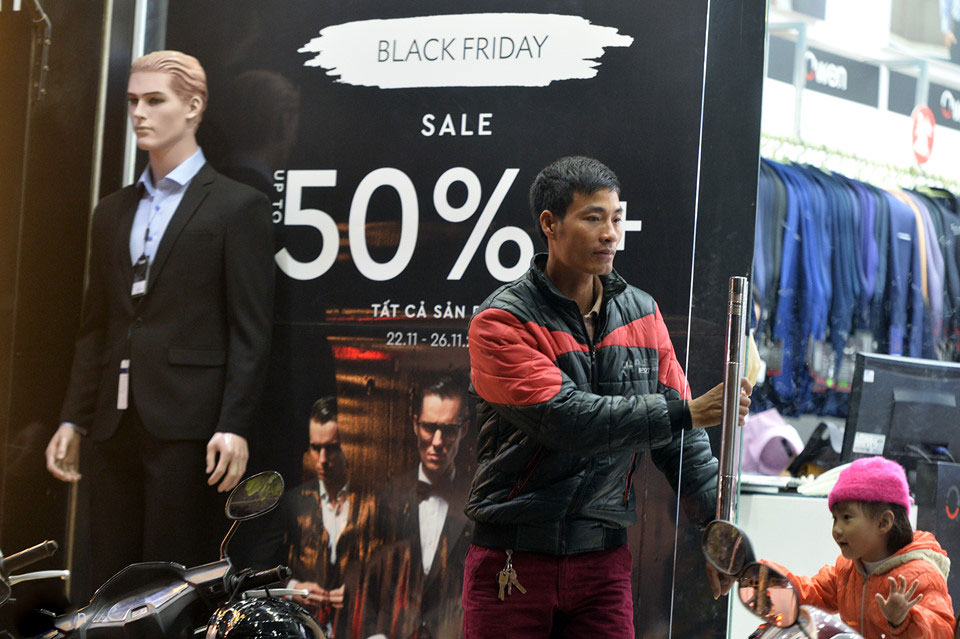 Ùn ùn xuống phố giữa đêm lạnh mua hàng giảm giá dịp Black Friday