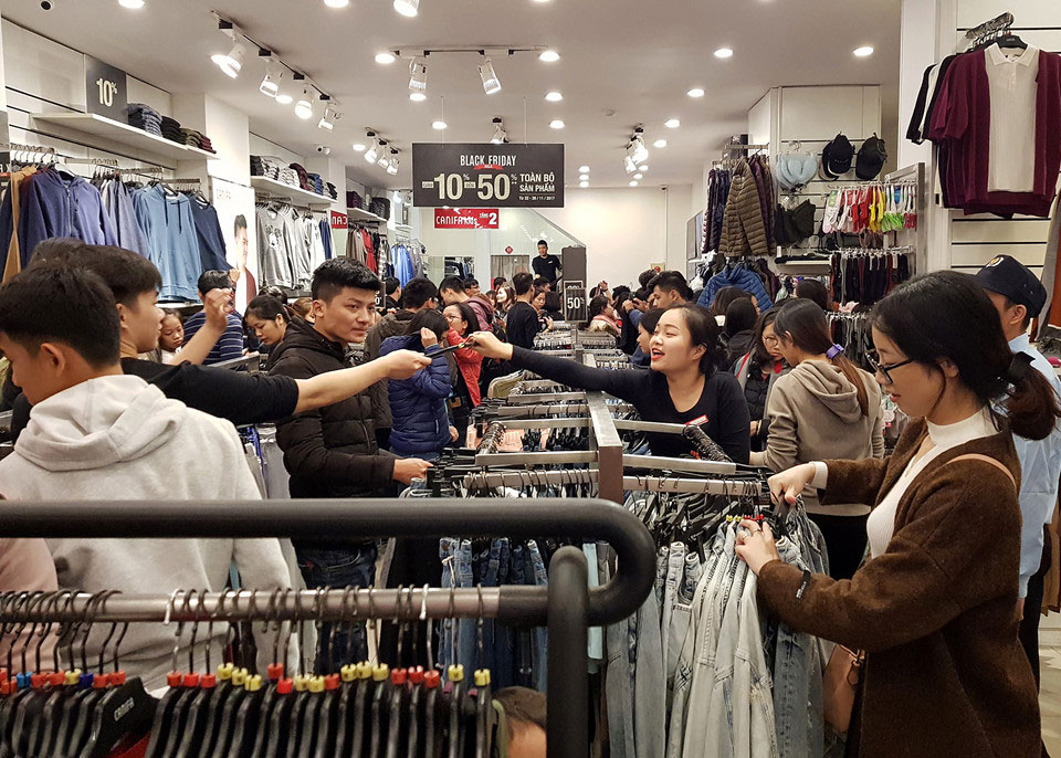 Ùn ùn xuống phố giữa đêm lạnh mua hàng giảm giá dịp Black Friday